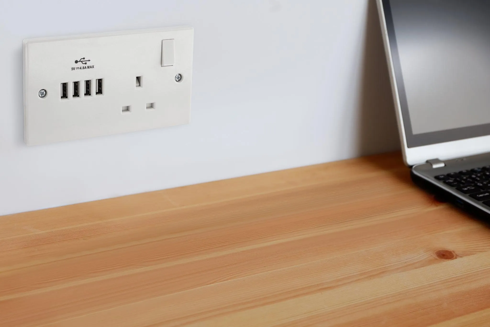 Daewoo Single Socket With 4 USB Ports